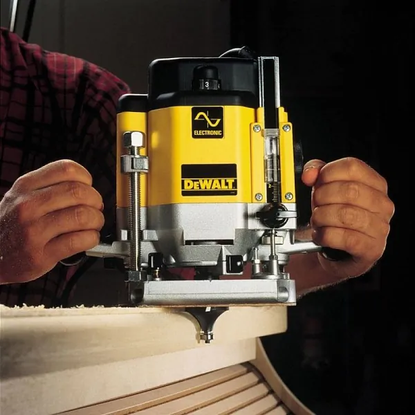 Фрезер DeWalt DW625E