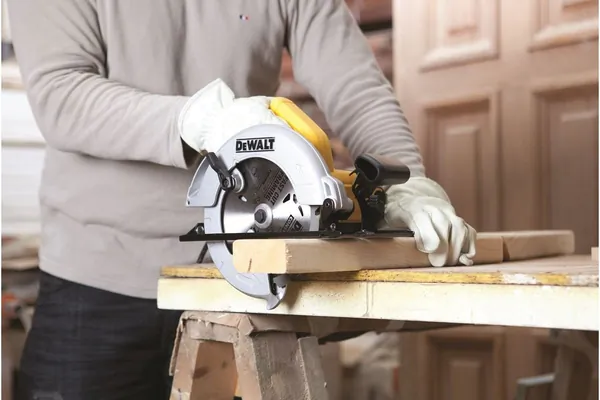 Пила дисковая DeWalt DWE560B