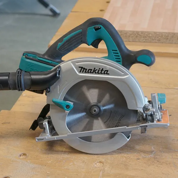 Аккумуляторная дисковая пила Makita DHS 710 RM2J