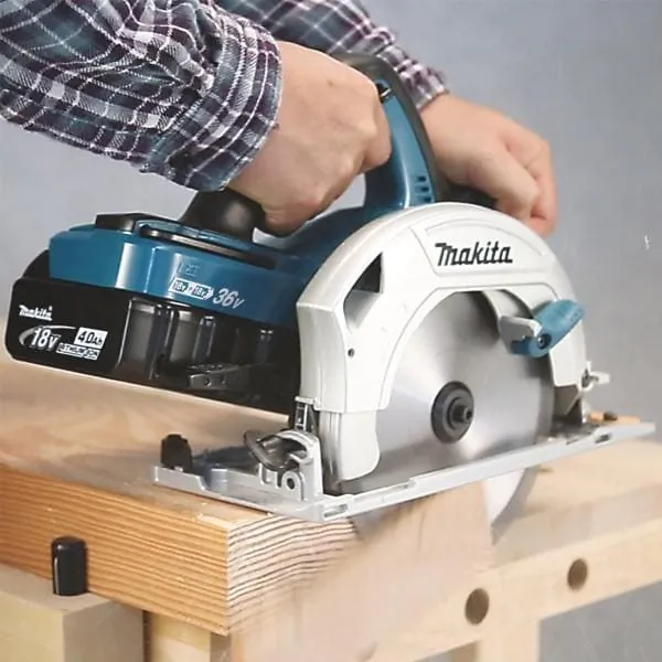 Аккумуляторная дисковая пила Makita DHS 710 Z