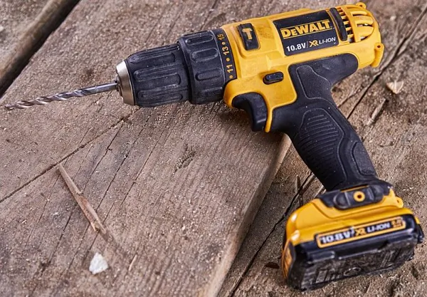 Аккумуляторная дрель-шуруповерт DeWalt DCD716D2-KS