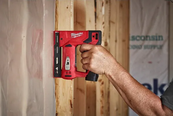 Аккумуляторный cтеплер Milwaukee M12 BST-0 4933459634