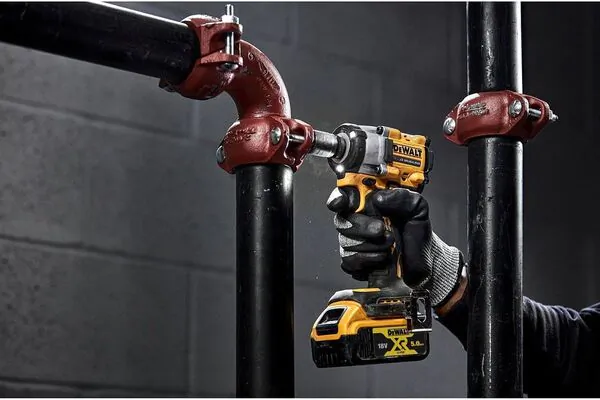 Аккумуляторный гайковерт DeWalt DCF921NT-XJ