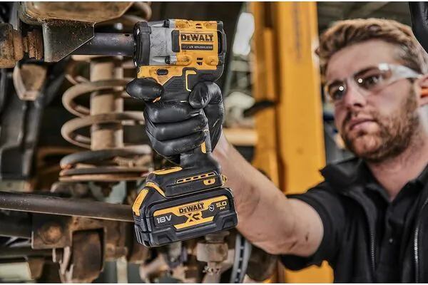 Аккумуляторный гайковерт DeWalt DCF921NT-XJ