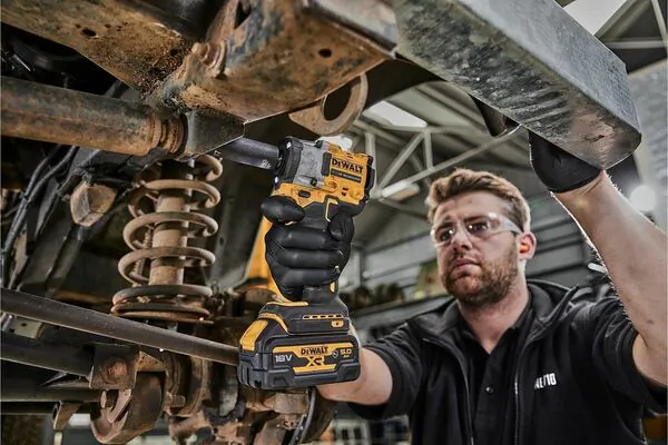 Аккумуляторный гайковерт DeWalt DCF921NT-XJ