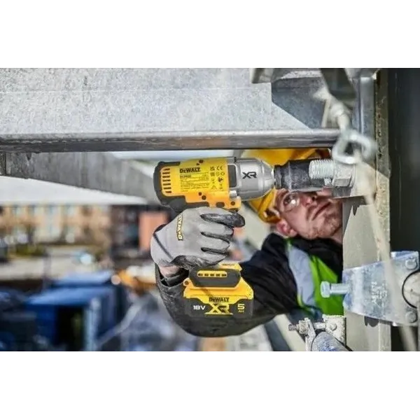 Аккумуляторный гайковерт DeWalt DCF900NT