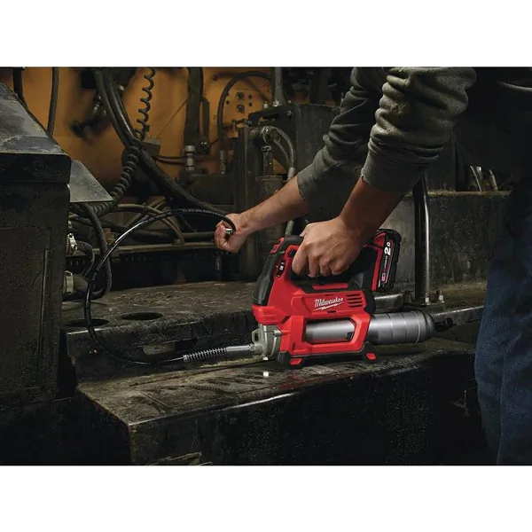 Аккумуляторный шприц для смазки Milwaukee M18 GG-201C 4933440490