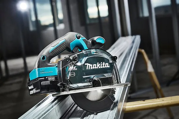 Аккумуляторная дисковая пила Makita DCS553Z