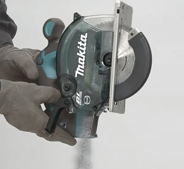 Аккумуляторная дисковая пила Makita DCS553Z