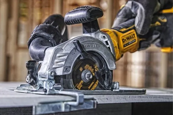 Аккумуляторная дисковая пила DeWalt DCS571E1T-XJ 115мм без ЗУ