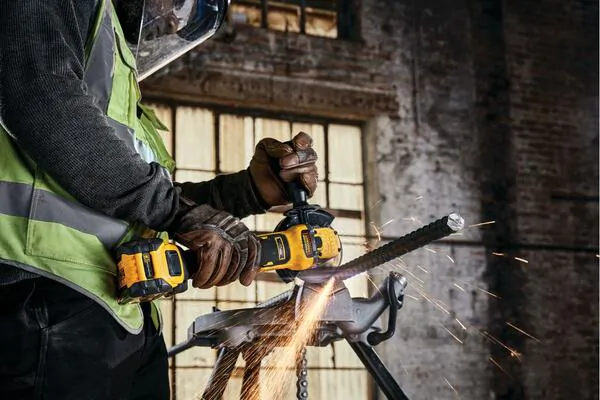 Аккумуляторная угловая шлифовальная машина DeWalt DCG409VSNT-XJ