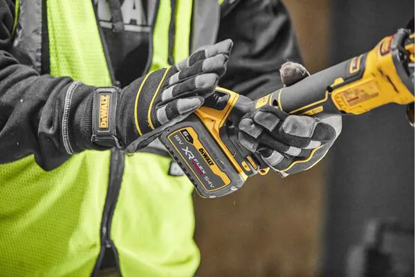 Аккумуляторная угловая шлифовальная машина DeWalt DCG409VSNT-XJ