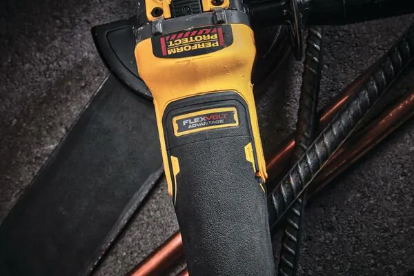 Аккумуляторная угловая шлифовальная машина DeWalt DCG409VSNT-XJ