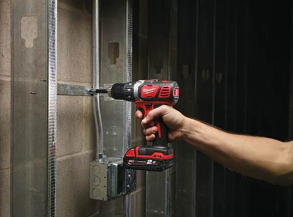 Аккумуляторная дрель-шуруповерт Milwaukee M18 BDD-0 4933443530