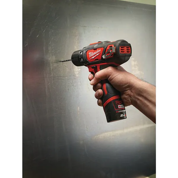 Аккумуляторная дрель-шуруповерт Milwaukee M12 BDD-0 4933441930