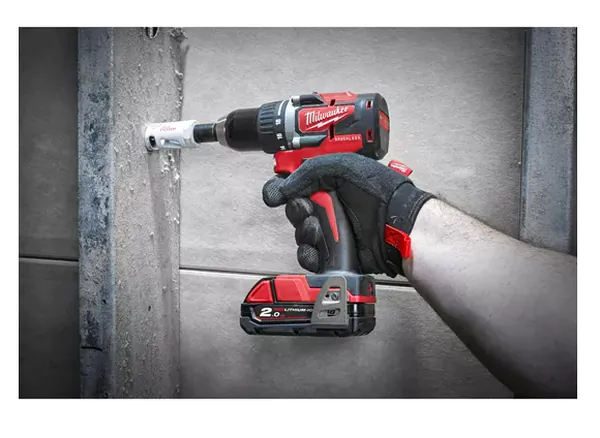 Аккумуляторная дрель-шуруповерт Milwaukee M18 CBLDD-402C 4933464539