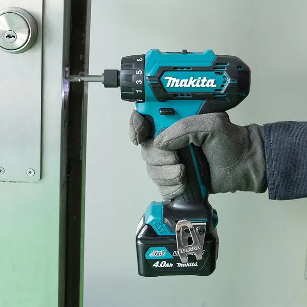 Аккумуляторный шуруповерт Makita DF033DZ