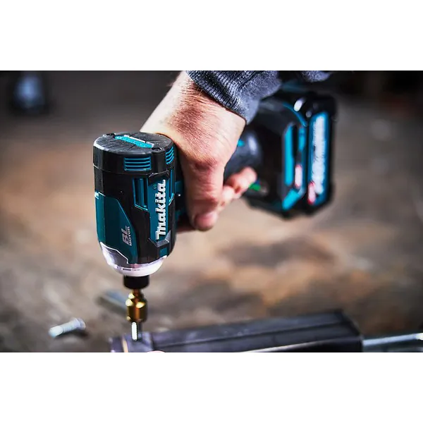 Аккумуляторный шуруповерт Makita TD001GZ