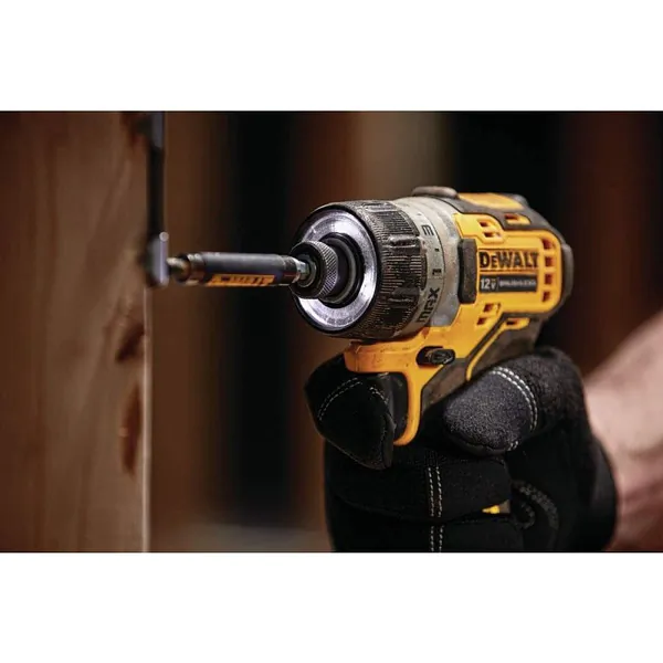 Аккумуляторный шуруповерт DeWalt DCF601D2