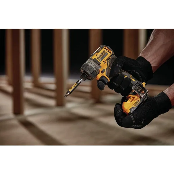 Аккумуляторный шуруповерт DeWalt DCF601D2