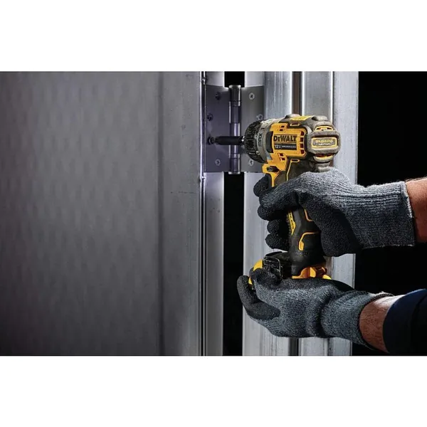 Аккумуляторный шуруповерт DeWalt DCF601D2