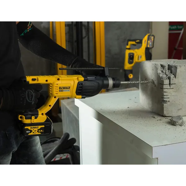 Аккумуляторный перфоратор DeWalt DCH133M1