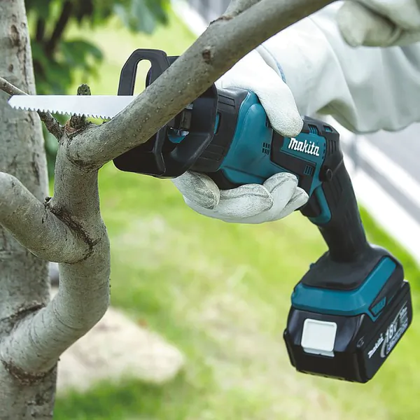 Аккумуляторная сабельная пила Makita DJR 185 RME