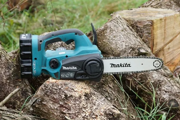 Аккумуляторная пила цепная Makita DUC302RF2