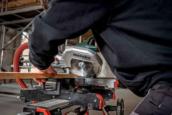 Пила торцовочная Metabo KGS 254 M+диск 613254000