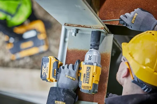 Аккумуляторный гайковерт DeWalt DCF897NT-XJ