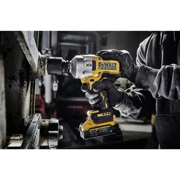 Аккумуляторный гайковерт DeWalt DCF961H2T-QW