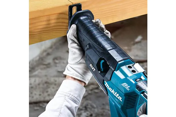 Аккумуляторная сабельная пила Makita JR002GZ XGT