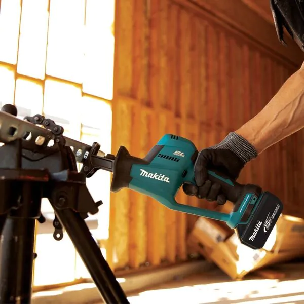 Аккумуляторная сабельная пила Makita DJR189RTJ