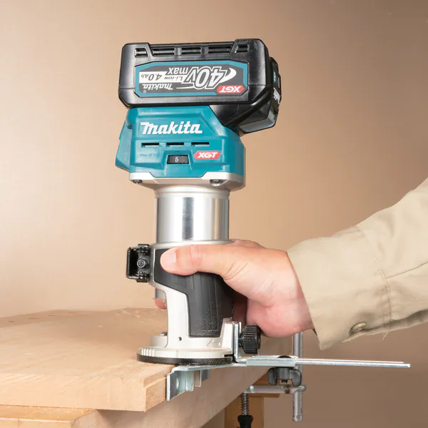 Аккумуляторный фрезер Makita RT001GZ19 XGT