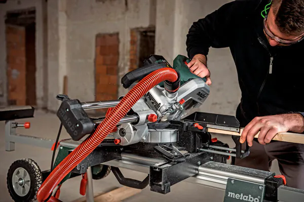 Пила торцовочная Metabo KGS 216 M 613216000