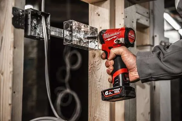 Аккумуляторный шуруповерт Milwaukee M12 FID2-202X 4933479877