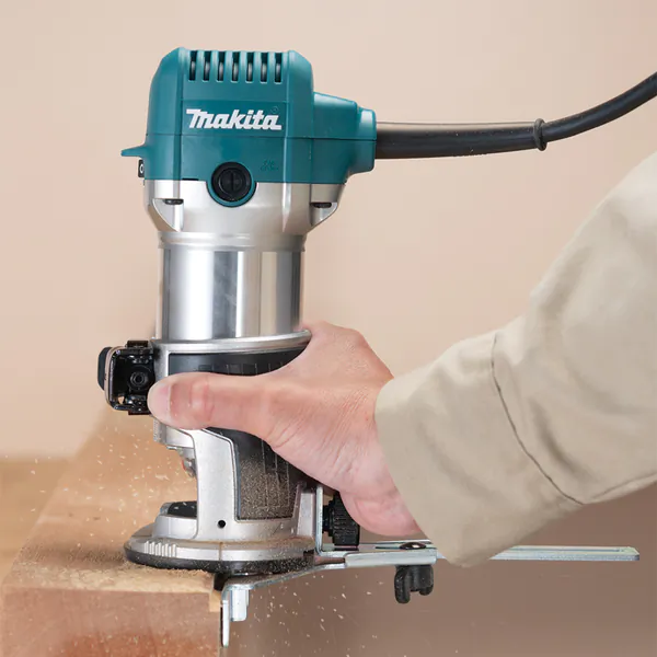 Фрезер Makita RT0702C