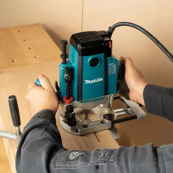 Фрезер Makita RP2303FC02