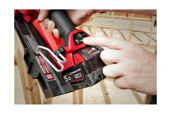 Аккумуляторный гвоздезабиватель Milwaukee M18 FFN-502C 4933471404