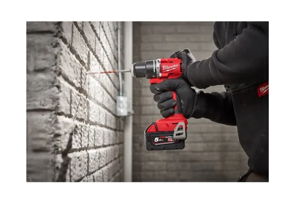 Аккумуляторная дрель-шуруповерт Milwaukee M18 BLDDRC-202C 4933492833