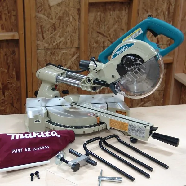 Пила торцовочная Makita LS0714N