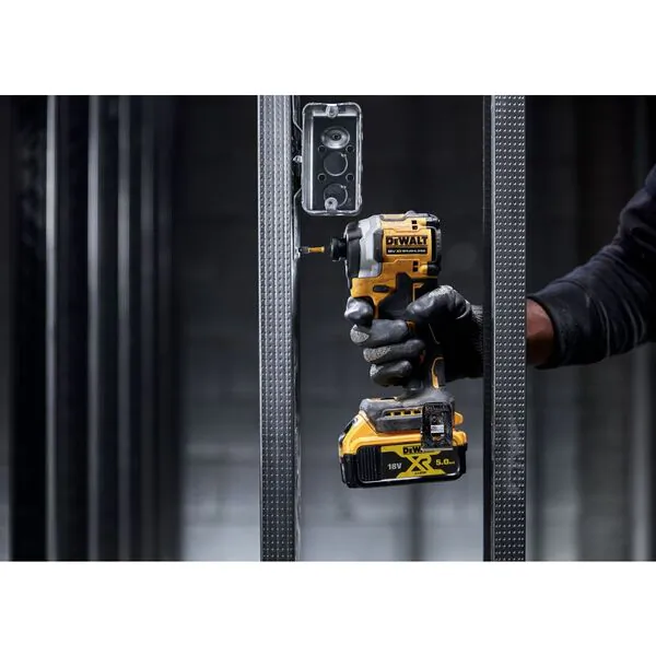 Аккумуляторный шуруповерт DeWalt DCF850D2