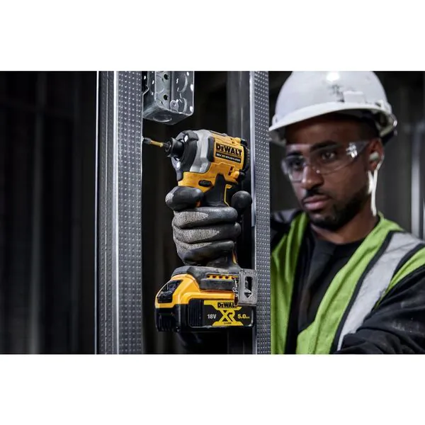 Аккумуляторный шуруповерт DeWalt DCF850D2