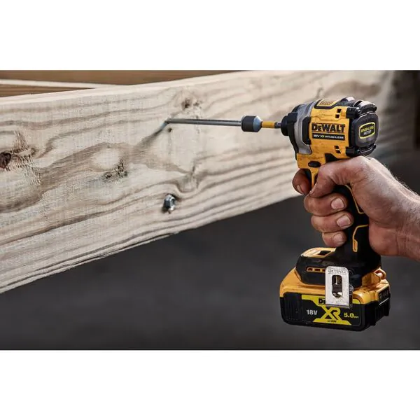 Аккумуляторный шуруповерт DeWalt DCF850D2